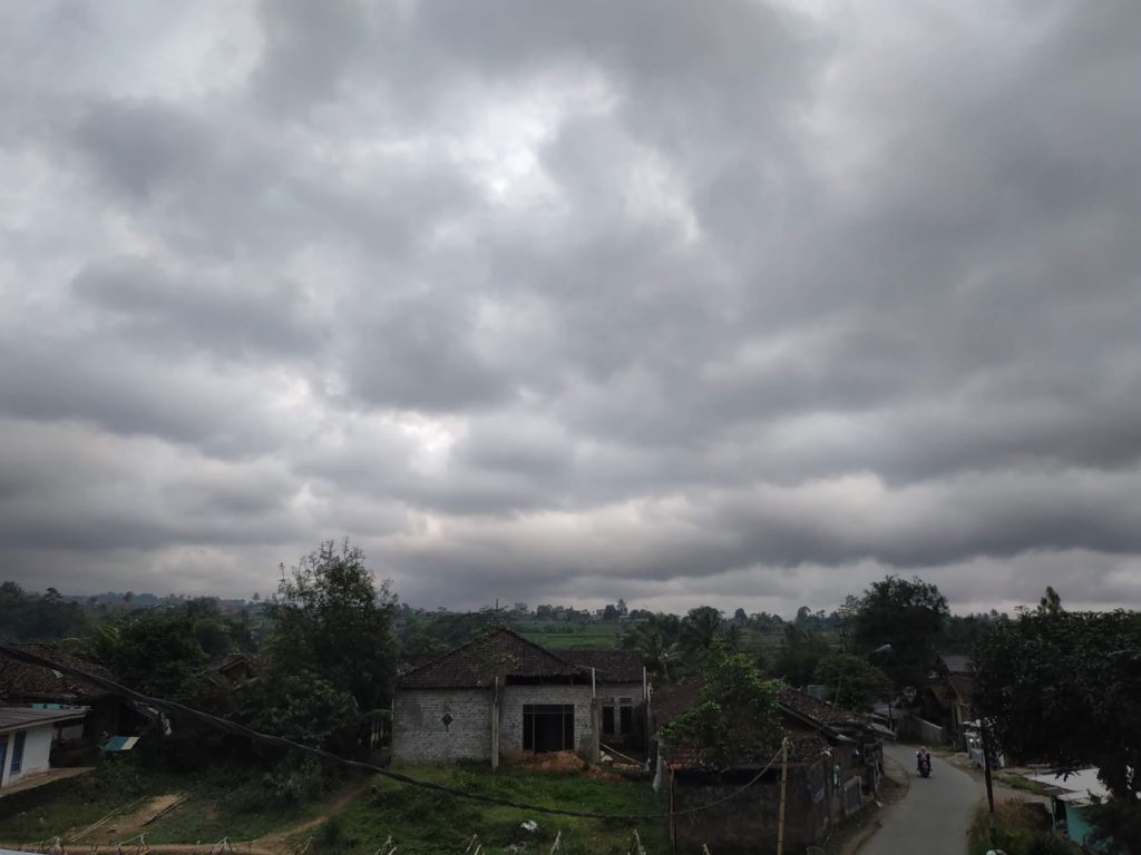 Kampung dengan keadaan awan mendung